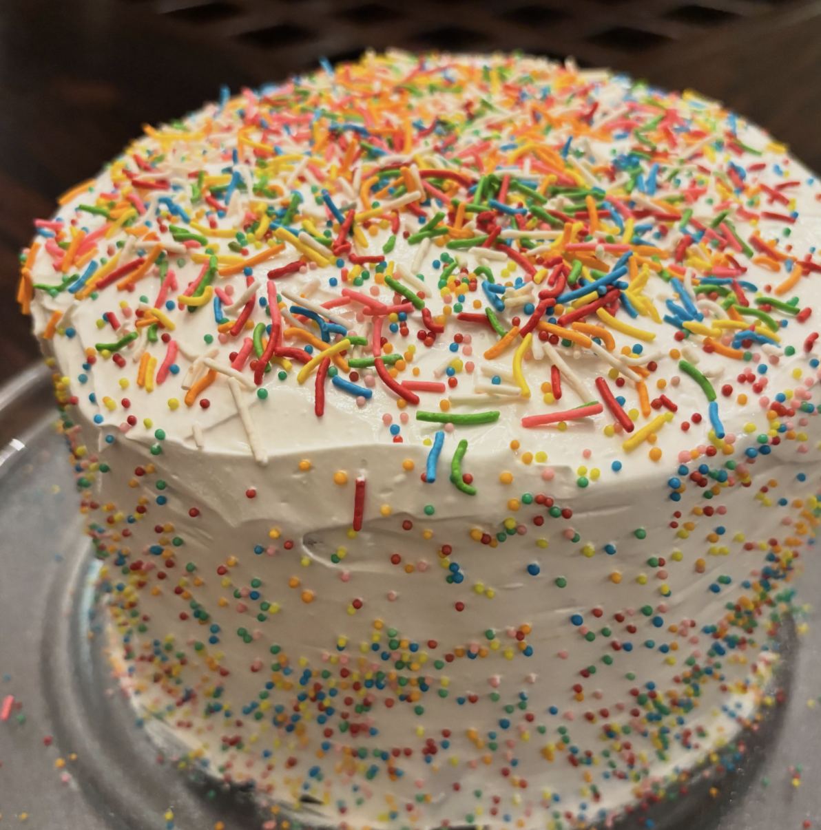 Pastel de confeti cubierto de chispas de colores