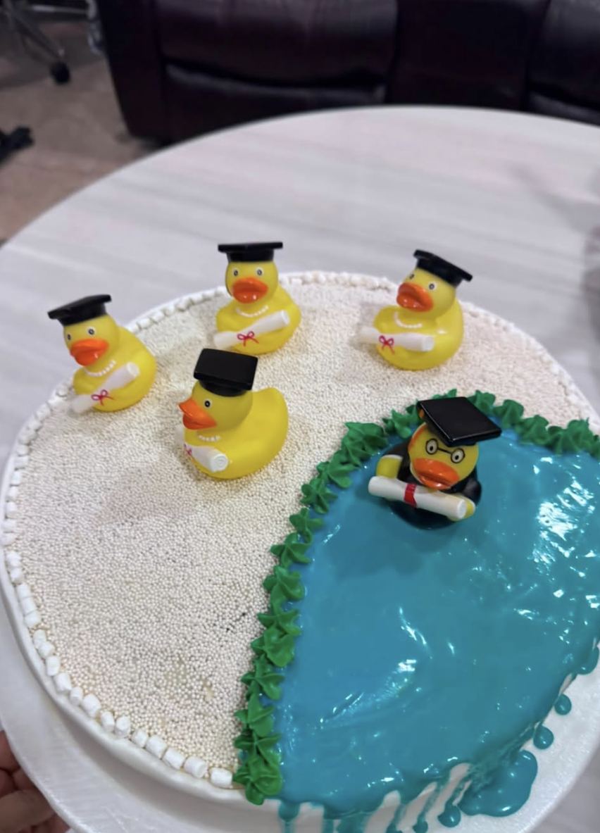 Pastel de graduación decorado a mano con figuras y detalle en azul