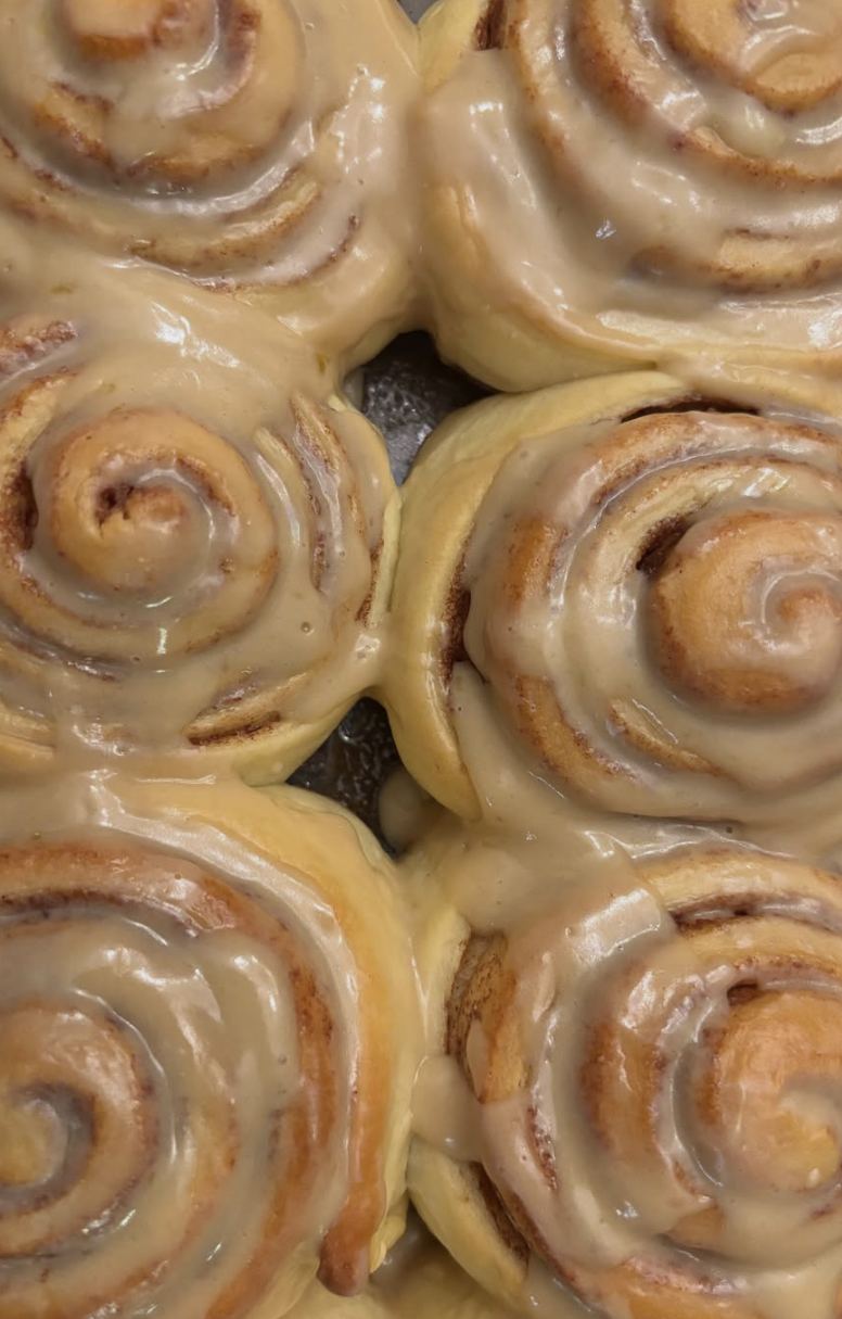 Cinnamon rolls recién horneados cubiertos de glaseado