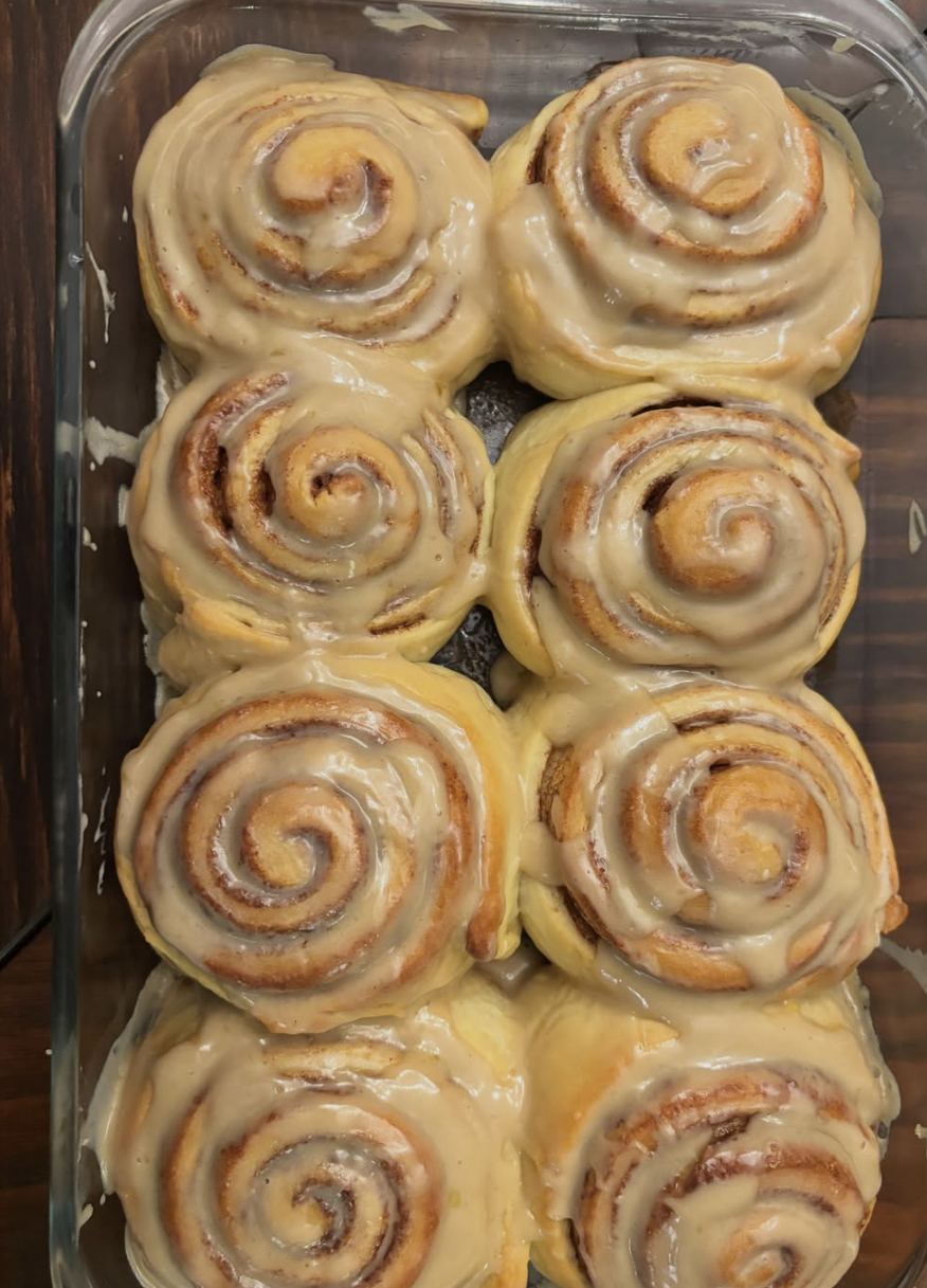 Bandeja de cinnamon rolls glaseados recién salidos del horno